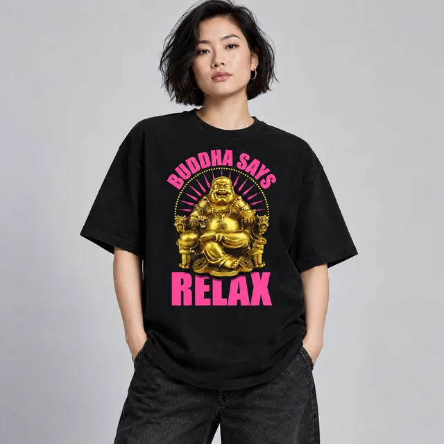 Model draagt een zwarte hoodie met grafische print